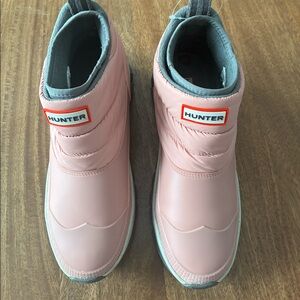 Women’s size 9 Hunter ankle snow boots